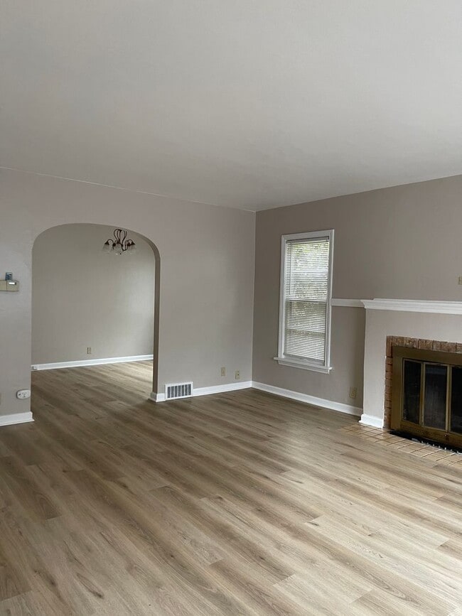 Building Photo - Charming Home in Seattle-Maple Leaf Area!
