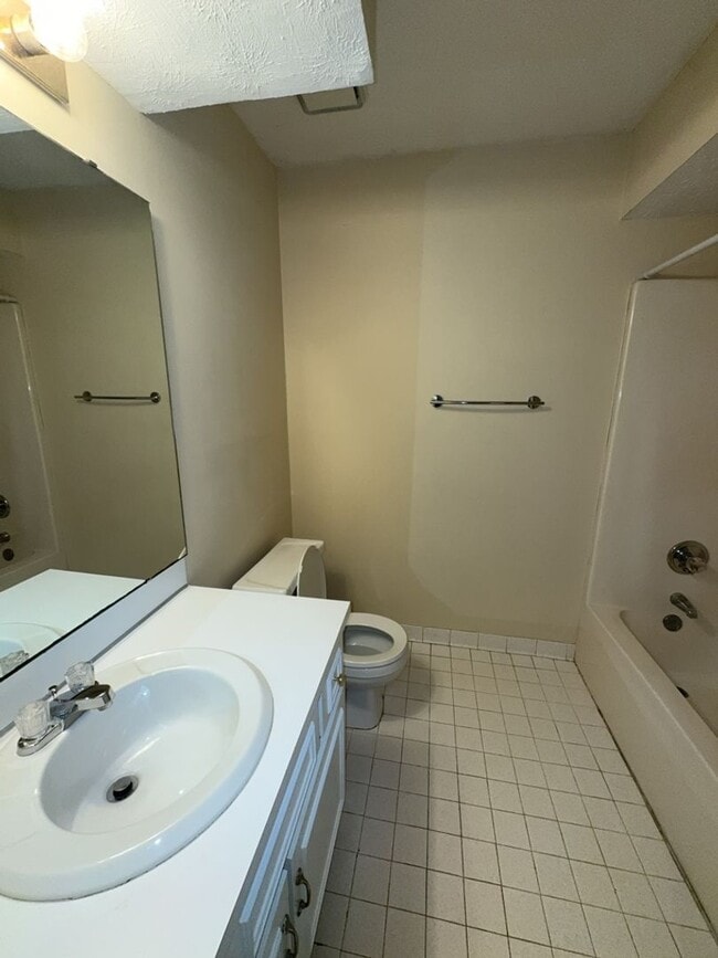 Building Photo - 7003 Robin's Nest Dr