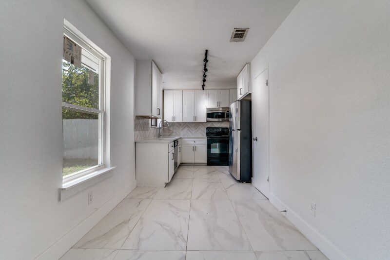 Building Photo - 1622 Hillwood Dr