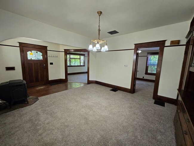Building Photo - Garland District Home!