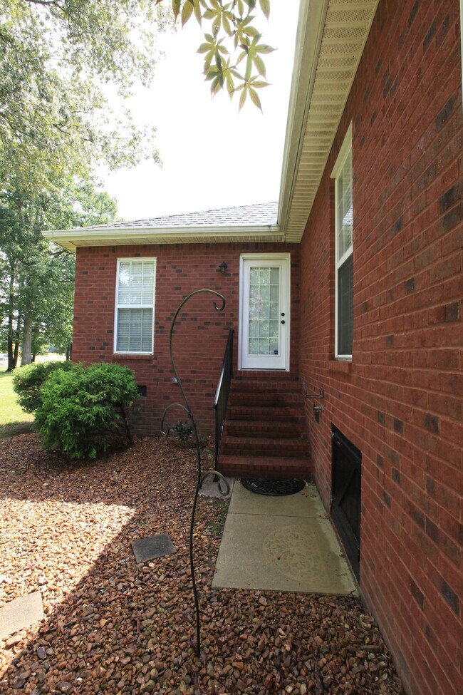 Building Photo - 19 Antietam Dr