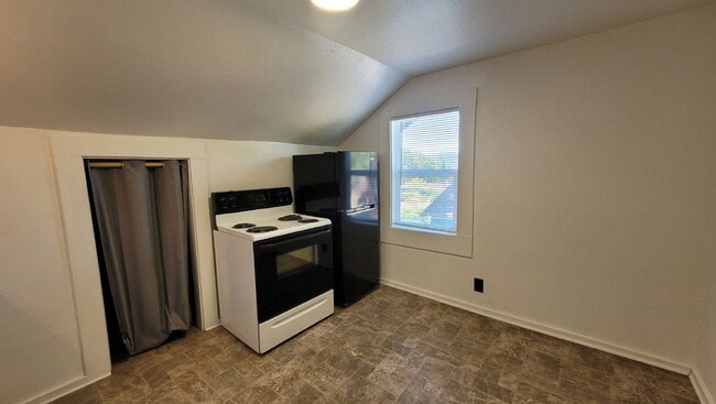 Building Photo - 368 E Dean Ave