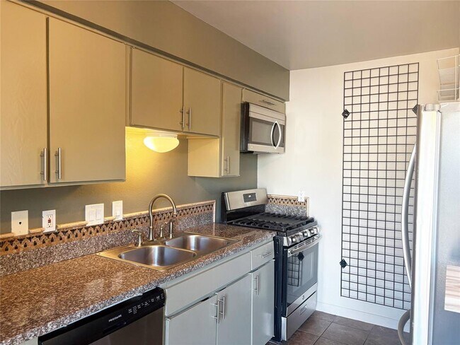 Building Photo - 620 S 1st St