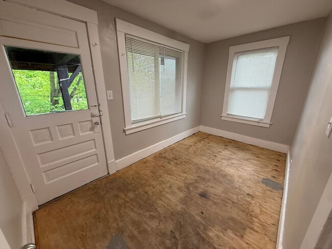 Building Photo - Updated and Spacious 3-4 Bedroom, 2 Story ...