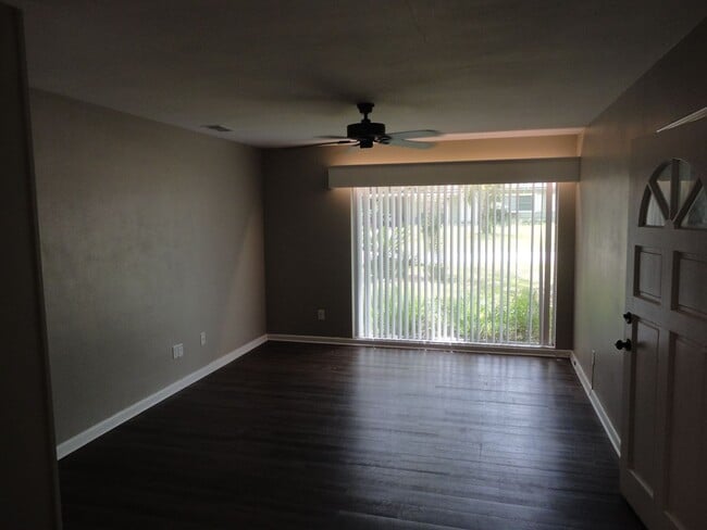 Building Photo - 4 Bedroom/2 Bath located in Golf Club Manor
