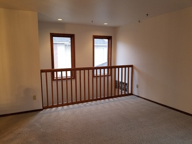 Building Photo - Bellevue Manor 2br 2ba Double garage