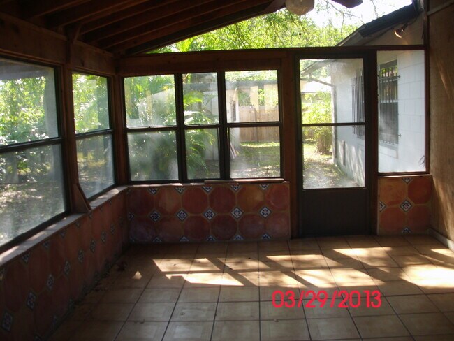 Building Photo - Charming 3/2 Home with Fireplace and 2-Car...
