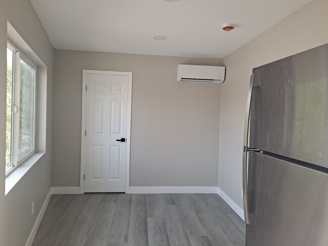 Building Photo - upstairs studio lots of natural lite