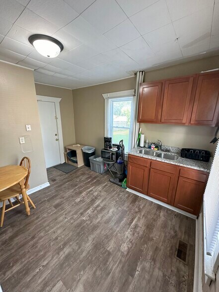 Building Photo - 1749 Wordsworth Ave