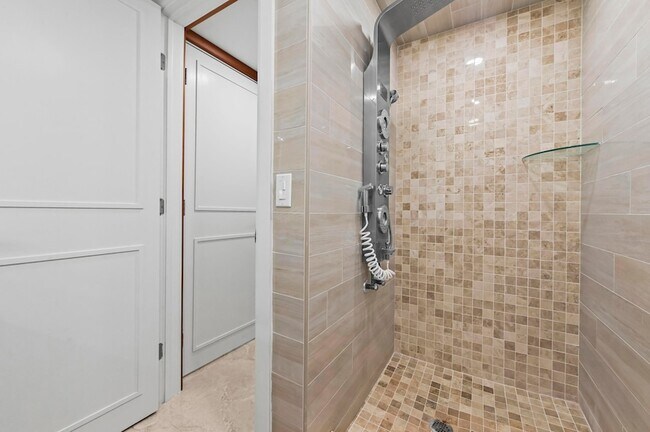 Building Photo - 551 Normandy Ln