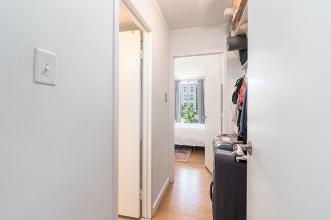 Building Photo - Sunlit 1BR Apartment with a Versatile Second Room at Claridge House