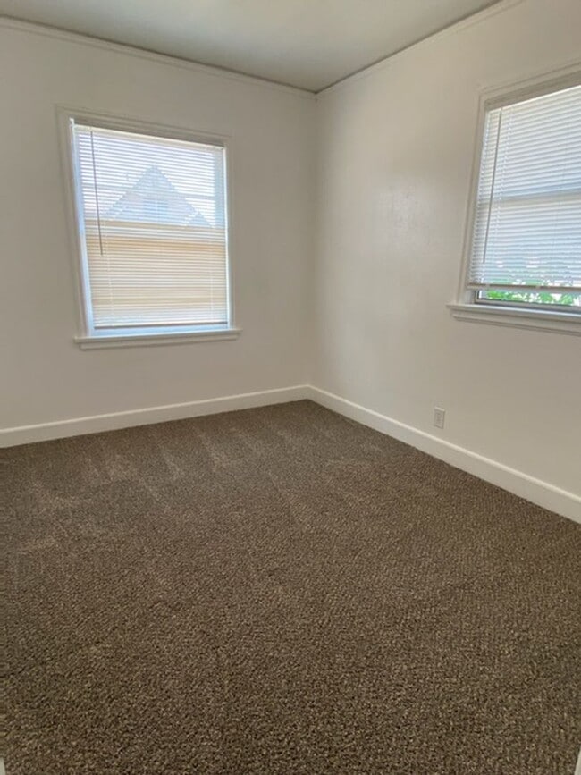 Building Photo - Charming 3 bed/1 bath home!