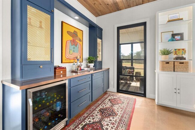 Building Photo - 2300 W Fitzhugh Rd