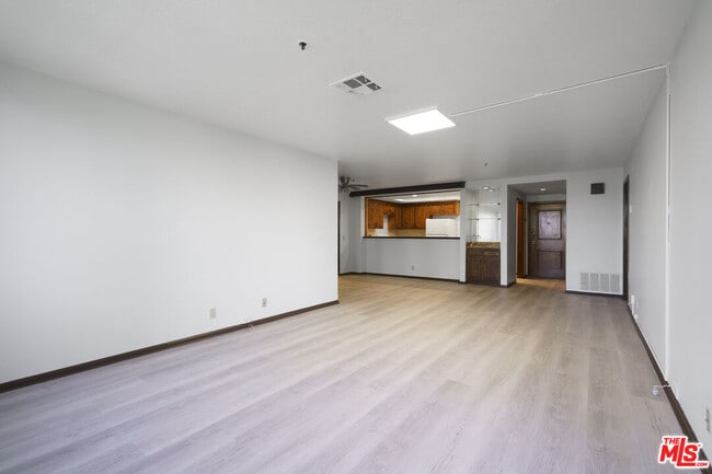 Building Photo - 880 W 1st St
