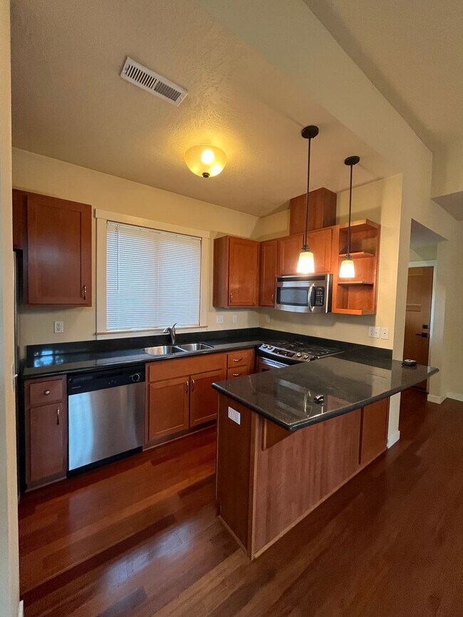 Building Photo - 3-Bedroom Condo in Cal Young