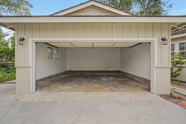 Building Photo - Rolling Hills Ranch House — Updated 3BR Home on a Massive Lot