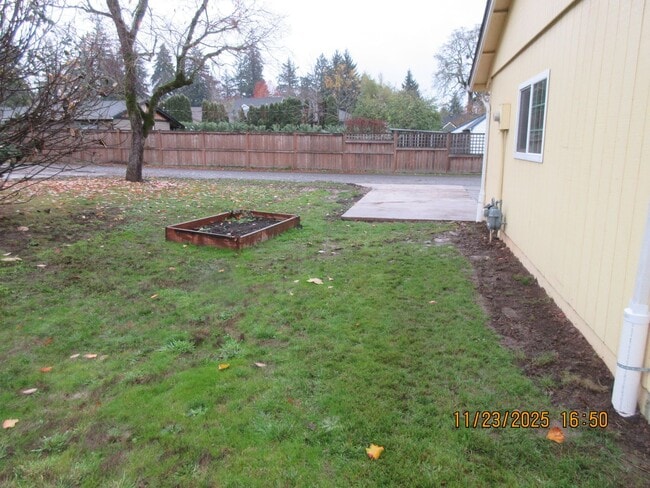 Building Photo - Updated and refurbished