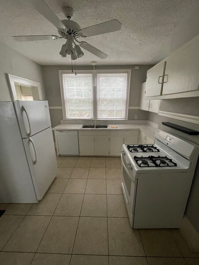 Building Photo - 311-313 N Spring St