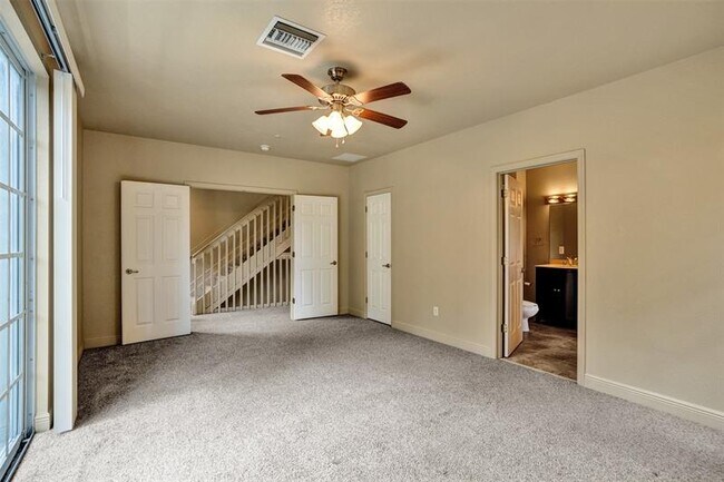 Building Photo - 624 NE 29th Dr