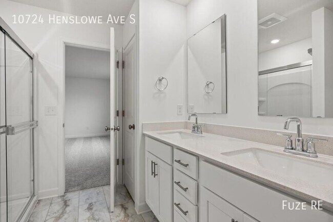 Building Photo - 10724 Henslowe Ave S