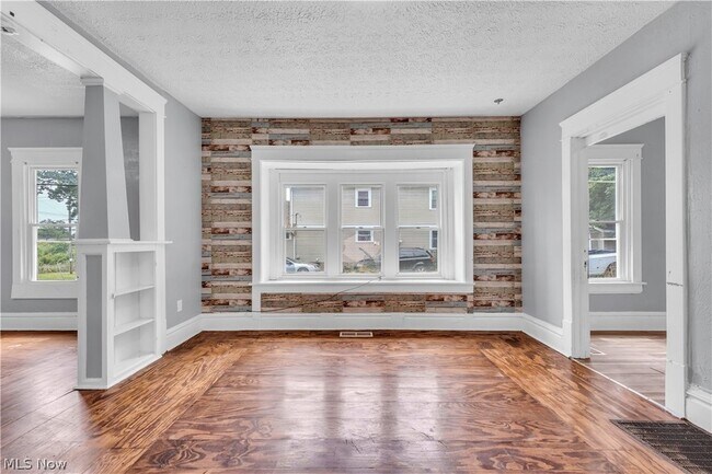 Building Photo - 1174 La Croix Ave