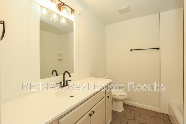 Building Photo - 2842 N Loxley Ave