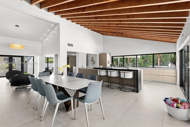 Building Photo - 207 Holiday Dr