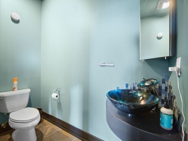 Building Photo - 401 W 1st Ave