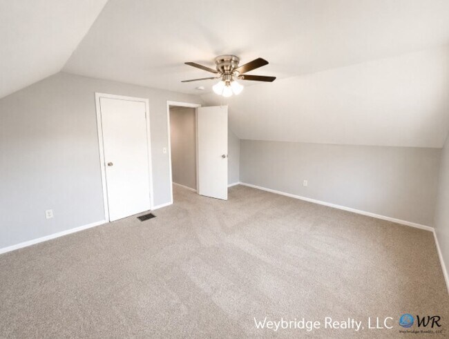 Building Photo - 862 Academy Ave