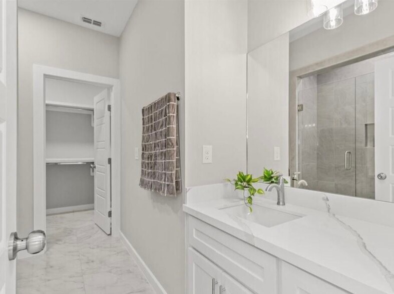 Large master bathroom with large walk in closet - 2513 E Israel Ave