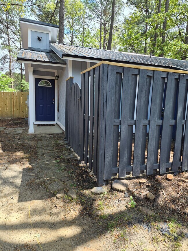 Building Photo - 719 Hedgelawn Way