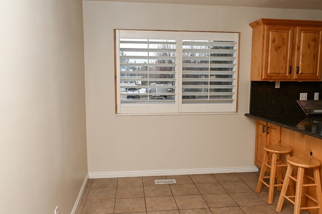 Building Photo - 176 E 200 S