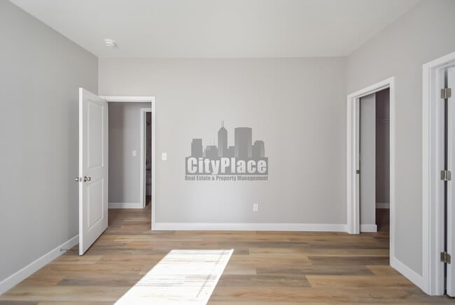 Building Photo - 2809 E Riverside Dr