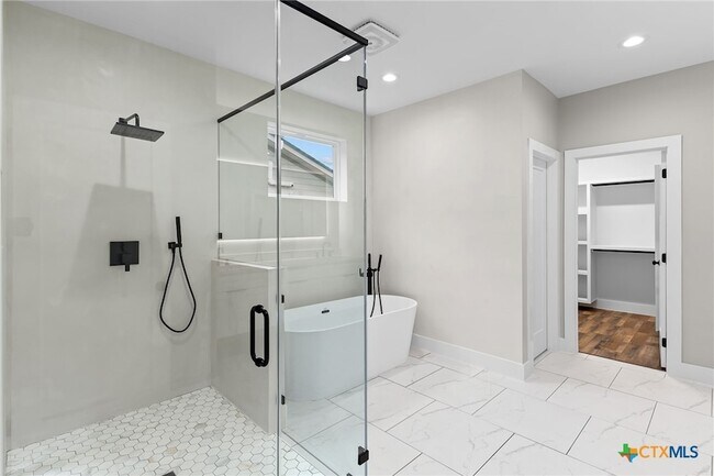 Building Photo - 2204 Magnolia Dr