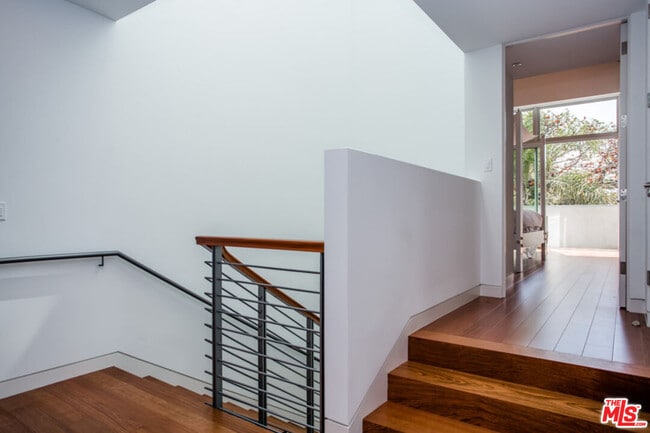 Building Photo - 1217 Cabrillo Ave