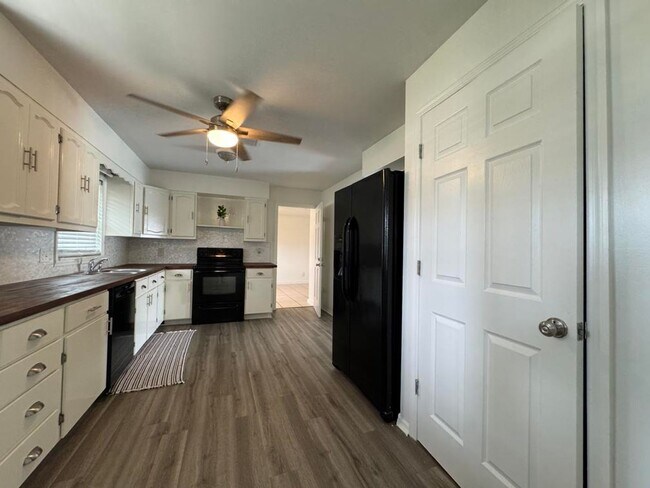Building Photo - 3/2 Pool Home in Deltona Lakes
