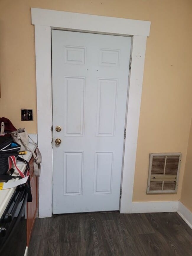 Building Photo - 201 W Chestnut St