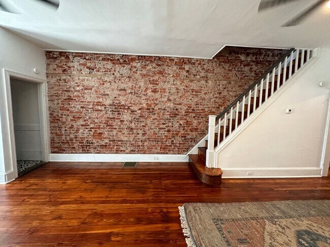 Building Photo - 2049 E Cambria St