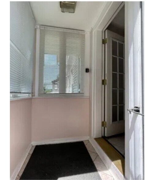 Building Photo - 165 Derby Ave