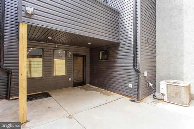 Building Photo - 1619 Bainbridge St