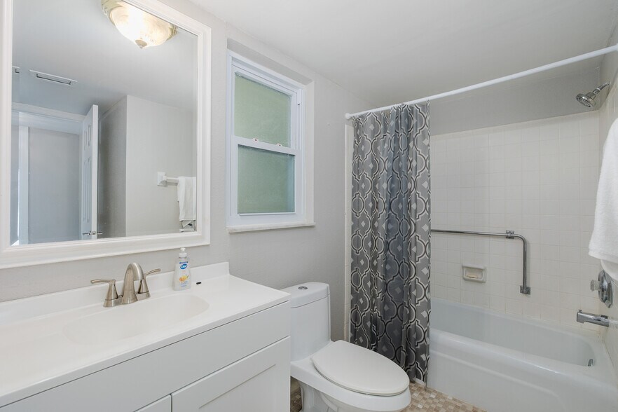 Building Photo - 464 N Paula Dr