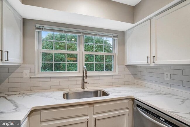 Building Photo - 7729 Inversham Dr