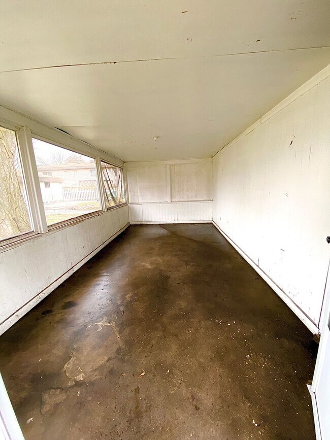 Building Photo - HOUSE FOR RENT IN LANSING !!