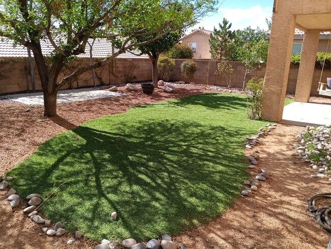 Building Photo - 3 Bedroom, 3 Bathroom Home! Schedule a Showing Today!