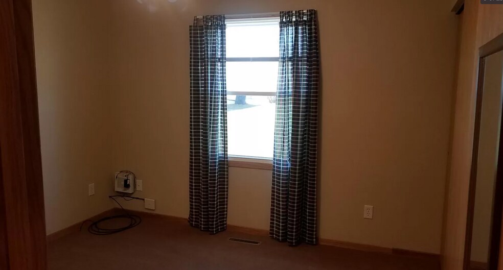 bedroom#1 - 2324 Crescent Dr