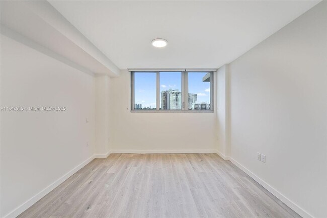 Building Photo - 1500 Bay Rd