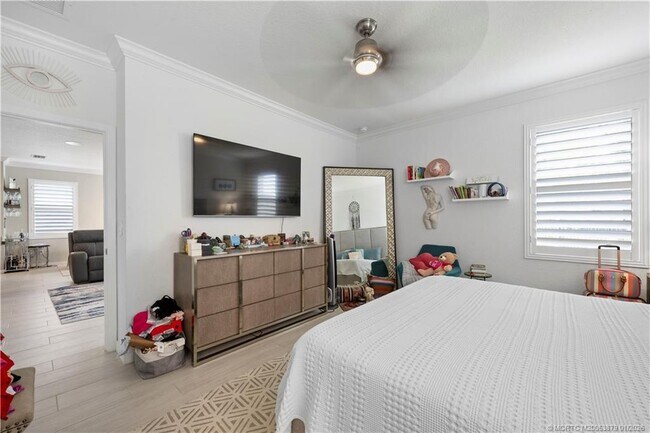 Building Photo - 1550 NE Skyhigh Ter