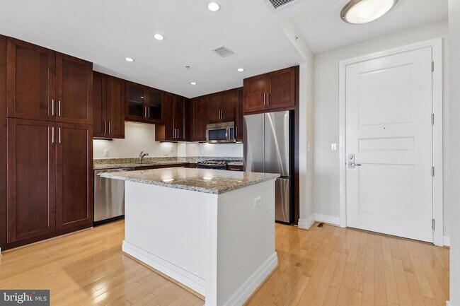 Building Photo - 8220 Crestwood Heights Dr
