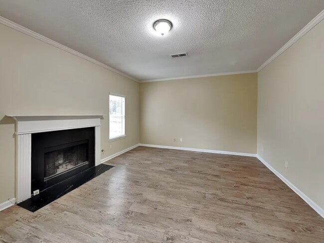 Building Photo - 408 Leafmore Rd SW