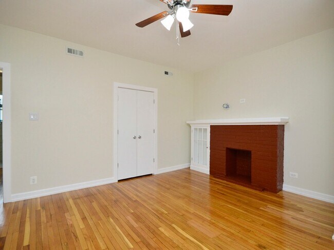 Building Photo - 4212 N Pulaski Rd
